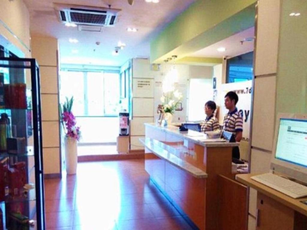 7 Days Inn Chengdu Kuanzhai Alley Huapaifang Metro Station Exterior photo